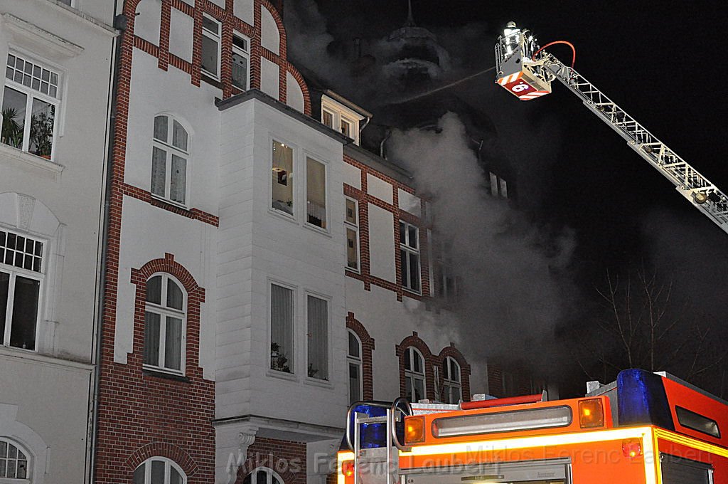 Feuer 3 Dachstuhlbrand Koeln Muelheim Gluecksburgstr P015.JPG